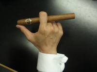 葉巻の持ち方の一例